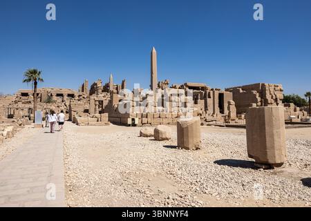 Temple de Karnak, vue sur l'obélisque et la zone principale, de la cour du Royaume du milieu, Louxor, Egypte, Afrique du Nord, Afrique Banque D'Images