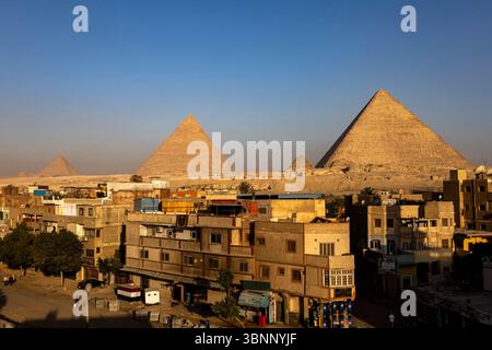 Les grandes pyramides de Gizeh, et le centre-ville, tôt le matin, vue depuis le toit, Gizeh, le Caire, Egypte, Afrique du Nord, Afrique Banque D'Images