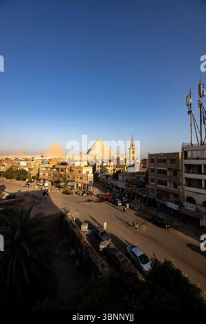Les grandes pyramides de Gizeh, et le centre-ville, tôt le matin, vue depuis le toit, Gizeh, le Caire, Egypte, Afrique du Nord, Afrique Banque D'Images