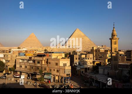 Les grandes pyramides de Gizeh, et le centre-ville, tôt le matin, vue depuis le toit, Gizeh, le Caire, Egypte, Afrique du Nord, Afrique Banque D'Images
