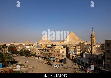 Les grandes pyramides de Gizeh, et le centre-ville, tôt le matin, vue depuis le toit, Gizeh, le Caire, Egypte, Afrique du Nord, Afrique Banque D'Images