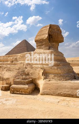 Grand Sphinx de Gizeh, fond Grande Pyramide de Khufu, Gizeh, le Caire, Egypte, Afrique du Nord, Afrique Banque D'Images