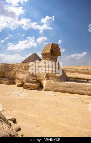 Grand Sphinx de Gizeh, fond Grande Pyramide de Khufu, Gizeh, le Caire, Egypte, Afrique du Nord, Afrique Banque D'Images