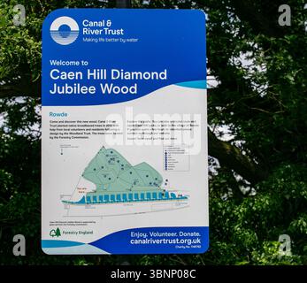 Signez Caen Hill Diamond Jubilee Wood by canal and River Trust pour obtenir des informations sur la région boisée et ses commodités Banque D'Images