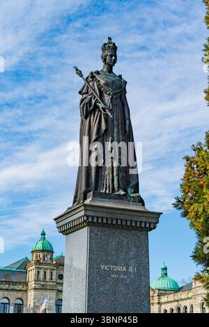 Statue de la reine Victoria devant les édifices du Parlement de la Colombie-Britannique à Victoria, Canada Banque D'Images