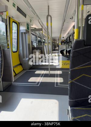 Intérieur d'un train électrique Merseyrail de classe 777 construit par Stadler Banque D'Images