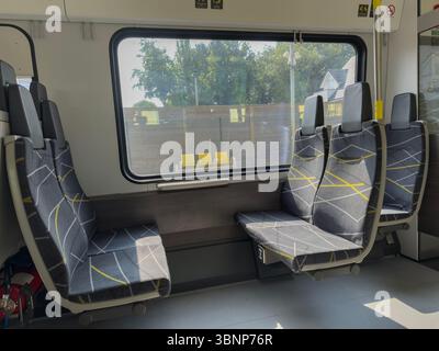 Intérieur d'un train électrique Merseyrail de classe 777 construit par Stadler Banque D'Images