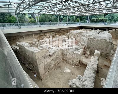 Ruines antiques préservées sous une structure protectrice à Athènes, en Grèce, reflétant le profond héritage historique de la ville. Banque D'Images