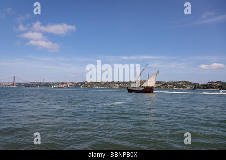 Un voilier portugais traditionnel traverse le Tage à Lisbonne Banque D'Images