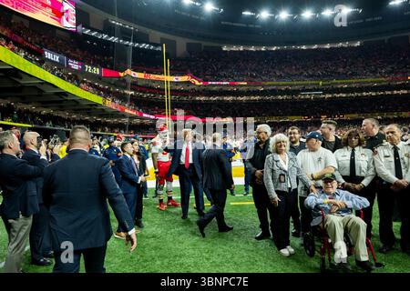 Le président Donald Trump salue les joueurs et les premiers intervenants sur le terrain avant le Super Bowl LIX le 9 février 2025, au Caesars Superdome à la Nouvelle-Orléans. Image reproduite avec l'aimable autorisation de la Maison Blanche. Banque D'Images