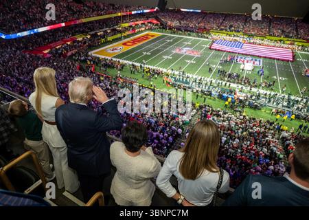 Le président Donald Trump salue alors que l’hymne national joue avant le coup d’envoi du Super Bowl LIX le 9 février 2025, à la Nouvelle-Orléans. Image reproduite avec l'aimable autorisation de la Maison Blanche. Banque D'Images