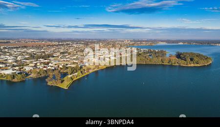 Vue aérienne de Yarrawonga avec des lotissements rencontrant le rivage du lac Mulwala Banque D'Images