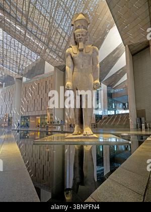 Statue de Ramsès II dans le hall d'entrée du Grand Musée égyptien Banque D'Images