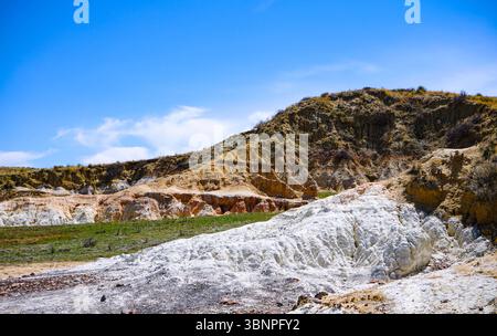 Vue panoramique sur les mines peintes du Colorado, où des formations de grès aux couleurs vives blanc, jaune et rose s’étendent à travers les badlands. Banque D'Images