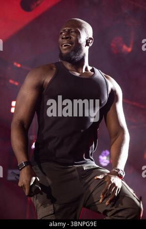 Roskilde, Danemark. 03 juillet 2025. Le rappeur, chanteur et compositeur anglo-ghanéen Michael Ebenezer Kwadjo Omari Owuo Jr., connu professionnellement sous le nom de Stormzyse produit en direct sur la scène orange au Roskilde Festival 2025. Le festival est le plus grand de son genre dans les pays nordiques avec un total de 130 000 participants attendus pendant les 7 jours du festival. La zone de camping a ouvert quatre jours avant le festival. Olivia Rodrigo, Charli XCX, Fontaines D.C. et MØ sont les vedettes. Crédit : SOPA images Limited/Alamy Live News Banque D'Images