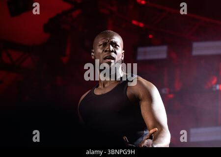 Roskilde, Danemark. 03 juillet 2025. Le rappeur, chanteur et compositeur anglo-ghanéen Michael Ebenezer Kwadjo Omari Owuo Jr., connu professionnellement sous le nom de Stormzyse produit en direct sur la scène orange au Roskilde Festival 2025. Le festival est le plus grand de son genre dans les pays nordiques avec un total de 130 000 participants attendus pendant les 7 jours du festival. La zone de camping a ouvert quatre jours avant le festival. Olivia Rodrigo, Charli XCX, Fontaines D.C. et MØ sont les vedettes. Crédit : SOPA images Limited/Alamy Live News Banque D'Images