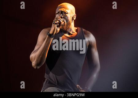 Roskilde, Danemark. 03 juillet 2025. Le rappeur, chanteur et compositeur anglo-ghanéen Michael Ebenezer Kwadjo Omari Owuo Jr., connu professionnellement sous le nom de Stormzyse produit en direct sur la scène orange au Roskilde Festival 2025. Le festival est le plus grand de son genre dans les pays nordiques avec un total de 130 000 participants attendus pendant les 7 jours du festival. La zone de camping a ouvert quatre jours avant le festival. Olivia Rodrigo, Charli XCX, Fontaines D.C. et MØ sont les vedettes. Crédit : SOPA images Limited/Alamy Live News Banque D'Images