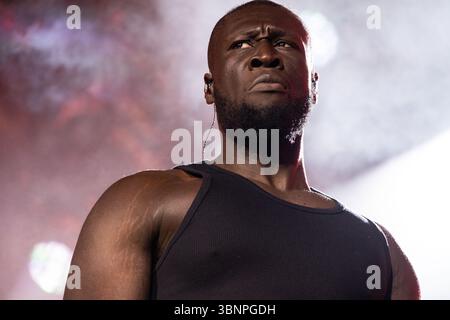 Roskilde, Danemark. 03 juillet 2025. Le rappeur, chanteur et compositeur anglo-ghanéen Michael Ebenezer Kwadjo Omari Owuo Jr., connu professionnellement sous le nom de Stormzyse produit en direct sur la scène orange au Roskilde Festival 2025. Le festival est le plus grand de son genre dans les pays nordiques avec un total de 130 000 participants attendus pendant les 7 jours du festival. La zone de camping a ouvert quatre jours avant le festival. Olivia Rodrigo, Charli XCX, Fontaines D.C. et MØ sont les vedettes. (Photo de Kristian Tuxen Ladegaard Berg/SOPA images/SIPA USA) crédit : Sipa USA/Alamy Live News Banque D'Images