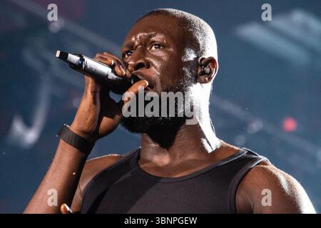 Roskilde, Danemark. 03 juillet 2025. Le rappeur, chanteur et compositeur anglo-ghanéen Michael Ebenezer Kwadjo Omari Owuo Jr., connu professionnellement sous le nom de Stormzyse produit en direct sur la scène orange au Roskilde Festival 2025. Le festival est le plus grand de son genre dans les pays nordiques avec un total de 130 000 participants attendus pendant les 7 jours du festival. La zone de camping a ouvert quatre jours avant le festival. Olivia Rodrigo, Charli XCX, Fontaines D.C. et MØ sont les vedettes. (Photo de Kristian Tuxen Ladegaard Berg/SOPA images/SIPA USA) crédit : Sipa USA/Alamy Live News Banque D'Images