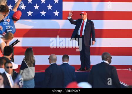Des Moines, États-Unis. 03 juillet 2025. Le président américain Donald J Trump fait des vagues et des gestes à la foule après son discours lors d’un rassemblement America250 à des Moines, Iowa, États-Unis, le 3 juillet 2025. Photo de Kyle Mazza/UNF News via CNP/ABACAPRESS.COM crédit : Abaca Press/Alamy Live News Banque D'Images