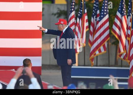Le président américain Donald J Trump fait des vagues et des gestes à la foule après son discours lors d’un rassemblement America250 à des Moines, Iowa, États-Unis, le 3 juillet 2025. Crédit : Kyle Mazza/UNF News via CNP/Sipa USA crédit : Sipa USA/Alamy Live News Banque D'Images
