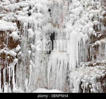 Cascade de glace de la rivière avec des glaçons. Le paysage d'hiver. Fond d'hiver. Square photo Banque D'Images