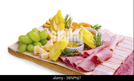Assortiment de saucisses tranchées avec fromages et raisins - hors-d'œuvre au vin Banque D'Images