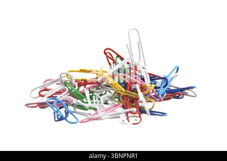 Pile de trombones isolés sur fond blanc Banque D'Images