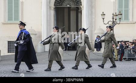 ROME, ITALIE - 22 FÉVRIER 2015 : changement de garde devant le palais du Quirinal de Rome. Résidence officielle du Président de la République italienne Banque D'Images