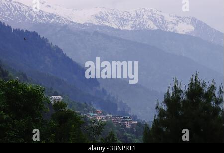 panorama de la vallée verdoyante de montagne et des montagnes enneigées de l'himalaya, paysage pittoresque de manali colline à kullu dans l'himachal pradesh, inde Banque D'Images