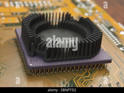 Vieille puce de silicium sur la carte électronique Banque D'Images