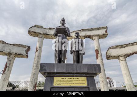 Surabaya, Indonésie - 04 novembre 2017 : Statue de Soekarno Hatta dans le cadre du Monument national à Surabaya, Journée des héros, Java oriental, Indonésie, Soe Banque D'Images