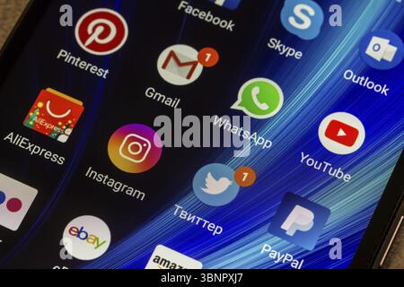 Adygea, Russie - 3 janvier 2018 : WhatsApp, YouTube, instagram, Facebook, Skype et d'autres icônes d'applications sur l'écran du smartphone Xiaomi Banque D'Images