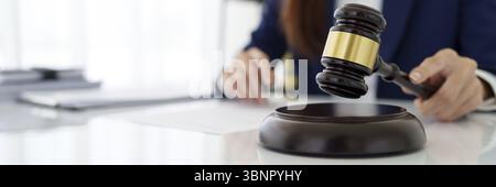 Concept de droit du travail. Avocat signant un document juridique avec les juges Gavel Banque D'Images