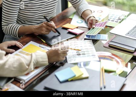 Architectes équipe de concepteurs travaillant avec le graphique de palette de couleurs Banque D'Images