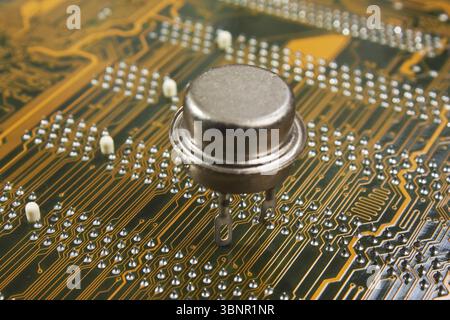 Vieille puce de silicium sur la carte électronique Banque D'Images