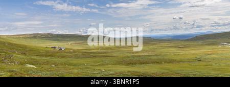 Landscaspe avec vue sur le centre de service Prestholtseter et café sous Hallingskarvet près de Geilo en Norvège, Scandinavie, Hovet, Noorwegen Banque D'Images