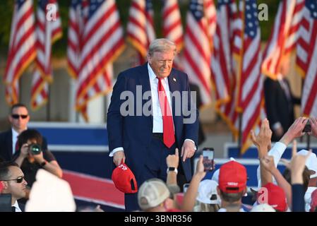 Des Moines, Vereinigte Staaten. 03 juillet 2025. Le président américain Donald J Trump fait des vagues et des gestes à la foule après son discours lors d’un rassemblement America250 à des Moines, Iowa, États-Unis, le 3 juillet 2025. Crédit : Kyle Mazza/UNF News via CNP/dpa/Alamy Live News Banque D'Images