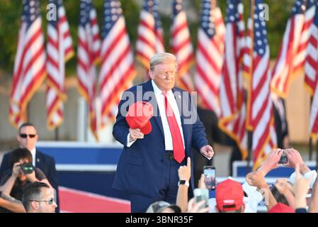 Des Moines, Vereinigte Staaten. 03 juillet 2025. Le président américain Donald J Trump fait des vagues et des gestes à la foule après son discours lors d’un rassemblement America250 à des Moines, Iowa, États-Unis, le 3 juillet 2025. Crédit : Kyle Mazza/UNF News via CNP/dpa/Alamy Live News Banque D'Images