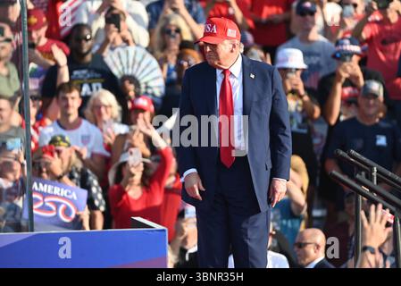 Des Moines, Vereinigte Staaten. 03 juillet 2025. Le président américain Donald J Trump arrive et fait des gestes à la foule alors qu’il arrive pour son discours lors d’un rassemblement America250 à des Moines, Iowa, États-Unis le 3 juillet 2025. Crédit : Kyle Mazza/UNF News via CNP/dpa/Alamy Live News Banque D'Images