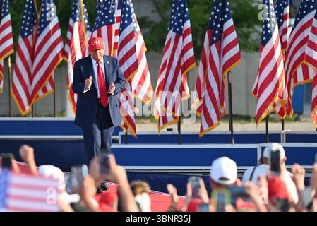 Des Moines, Vereinigte Staaten. 03 juillet 2025. Le président américain Donald J Trump arrive et fait des gestes à la foule alors qu’il arrive pour son discours lors d’un rassemblement America250 à des Moines, Iowa, États-Unis le 3 juillet 2025. Crédit : Kyle Mazza/UNF News via CNP/dpa/Alamy Live News Banque D'Images