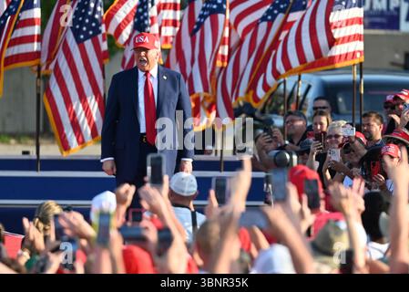 Des Moines, Vereinigte Staaten. 03 juillet 2025. Le président américain Donald J Trump arrive et fait des gestes à la foule alors qu’il arrive pour son discours lors d’un rassemblement America250 à des Moines, Iowa, États-Unis le 3 juillet 2025. Crédit : Kyle Mazza/UNF News via CNP/dpa/Alamy Live News Banque D'Images