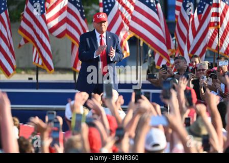 Des Moines, Vereinigte Staaten. 03 juillet 2025. Le président américain Donald J Trump arrive et fait des gestes à la foule alors qu’il arrive pour son discours lors d’un rassemblement America250 à des Moines, Iowa, États-Unis le 3 juillet 2025. Crédit : Kyle Mazza/UNF News via CNP/dpa/Alamy Live News Banque D'Images