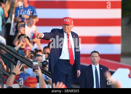 Des Moines, Vereinigte Staaten. 03 juillet 2025. Le président américain Donald J Trump fait des vagues et des gestes à la foule après son discours lors d’un rassemblement America250 à des Moines, Iowa, États-Unis, le 3 juillet 2025. Crédit : Kyle Mazza/UNF News via CNP/dpa/Alamy Live News Banque D'Images