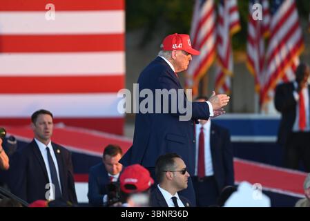 Des Moines, Vereinigte Staaten. 03 juillet 2025. Le président américain Donald J Trump fait des vagues et des gestes à la foule après son discours lors d’un rassemblement America250 à des Moines, Iowa, États-Unis, le 3 juillet 2025. Crédit : Kyle Mazza/UNF News via CNP/dpa/Alamy Live News Banque D'Images