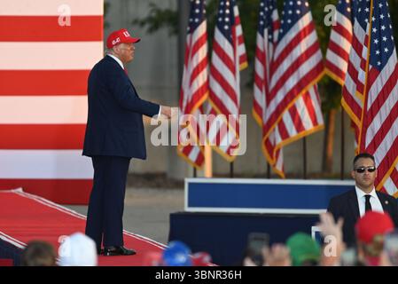 Des Moines, Vereinigte Staaten. 03 juillet 2025. Le président américain Donald J Trump fait des vagues et des gestes à la foule après son discours lors d’un rassemblement America250 à des Moines, Iowa, États-Unis, le 3 juillet 2025. Crédit : Kyle Mazza/UNF News via CNP/dpa/Alamy Live News Banque D'Images