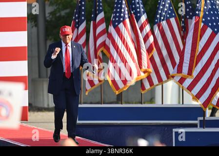 Des Moines, Vereinigte Staaten. 03 juillet 2025. Le président américain Donald J Trump arrive et fait des gestes à la foule alors qu’il arrive pour son discours lors d’un rassemblement America250 à des Moines, Iowa, États-Unis le 3 juillet 2025. Crédit : Kyle Mazza/UNF News via CNP/dpa/Alamy Live News Banque D'Images