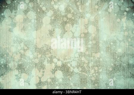 La surface murale grunge en gros plan révèle de la peinture sarcelle et beige avec des zones de décollement et des fissures Banque D'Images