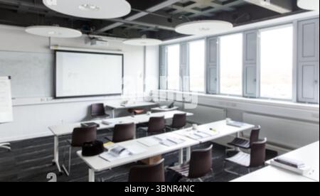 Des tables blanches et des chaises brunes sont montrées dans la salle de formation de conception plate avec des cahiers, des stylos Banque D'Images