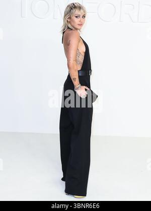 (FILE) Miley Cyrus recevra une étoile sur le Hollywood Walk of Fame en 2026. Miley Cyrus fait partie des 35 lauréats annoncés le mercredi 2 juillet 2025 par Eugenio Derbez et Richard Blade. HOLLYWOOD, LOS ANGELES, CALIFORNIE, États-Unis - FÉVRIER 07 : la chanteuse, compositrice et actrice américaine Miley Cyrus arrive au Tom Ford : automne/hiver 2020 Fashion Show qui se tient aux Milk Studios le 7 février 2020 à Hollywood, Los Angeles, Californie, États-Unis. (Photo de Xavier Collin/image Press Agency) Banque D'Images